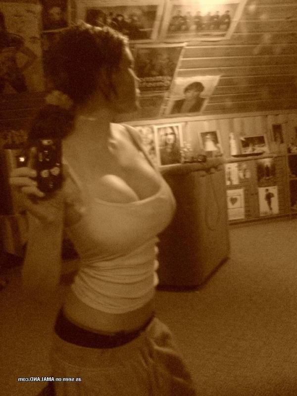 10P Hottie self-shooting naked and showing off her tight body