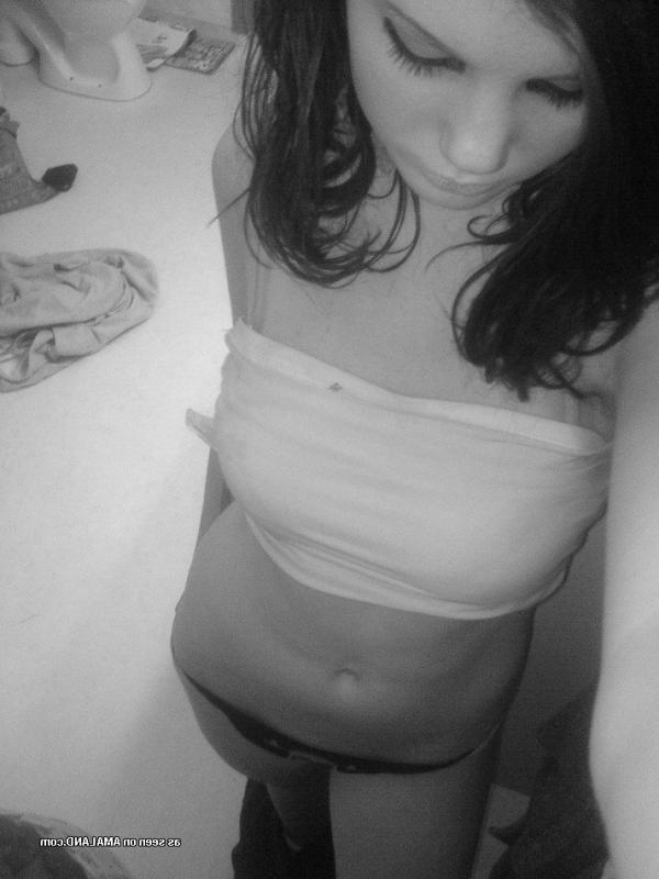 10P Hottie self-shooting naked and showing off her tight body