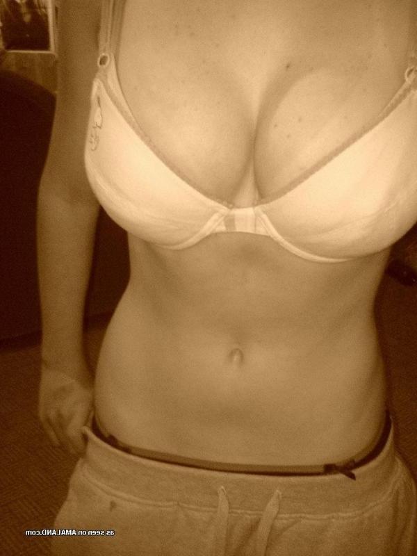 10P Hottie self-shooting naked and showing off her tight body