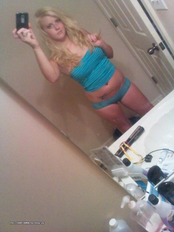 8P Inked and pierced blonde babe camwhoring in the house
