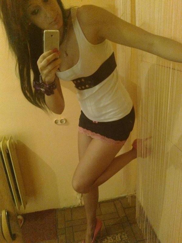 14P Babe teasing and posing sexy in hot amateur selfpics