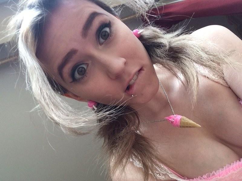 14P Babes display their sexy bodies while posing on cam