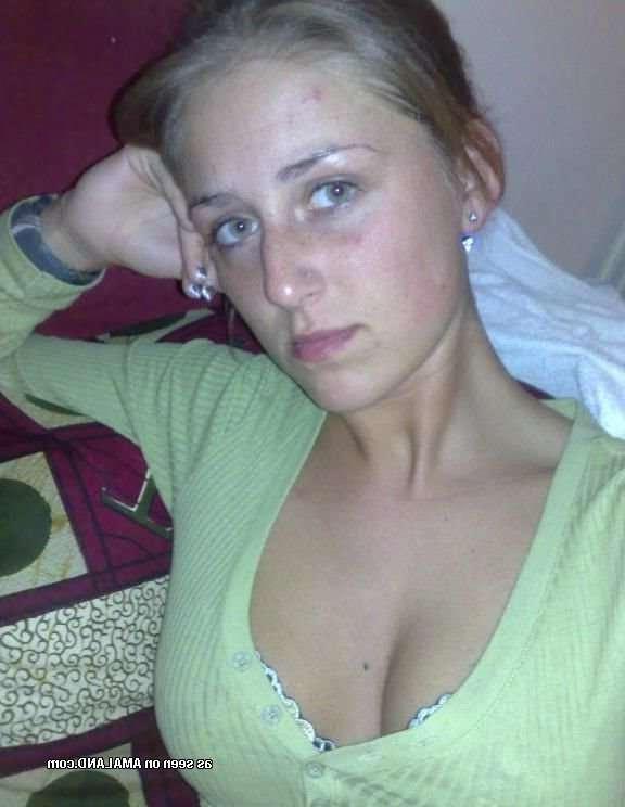 14P Wild scene chick flashing her pierced tits while camwhoring
