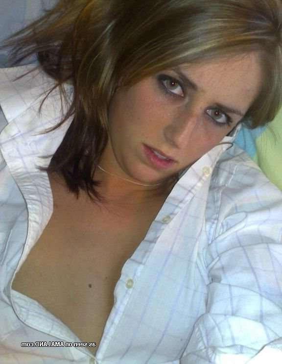 14P Wild scene chick flashing her pierced tits while camwhoring