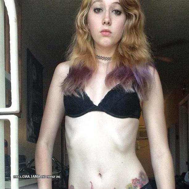 10P Alternative chick posing sexy in hot selfpics
