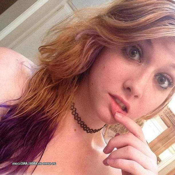 10P Alternative chick posing sexy in hot selfpics