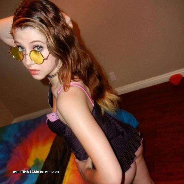 10P Alternative chick posing sexy in hot selfpics