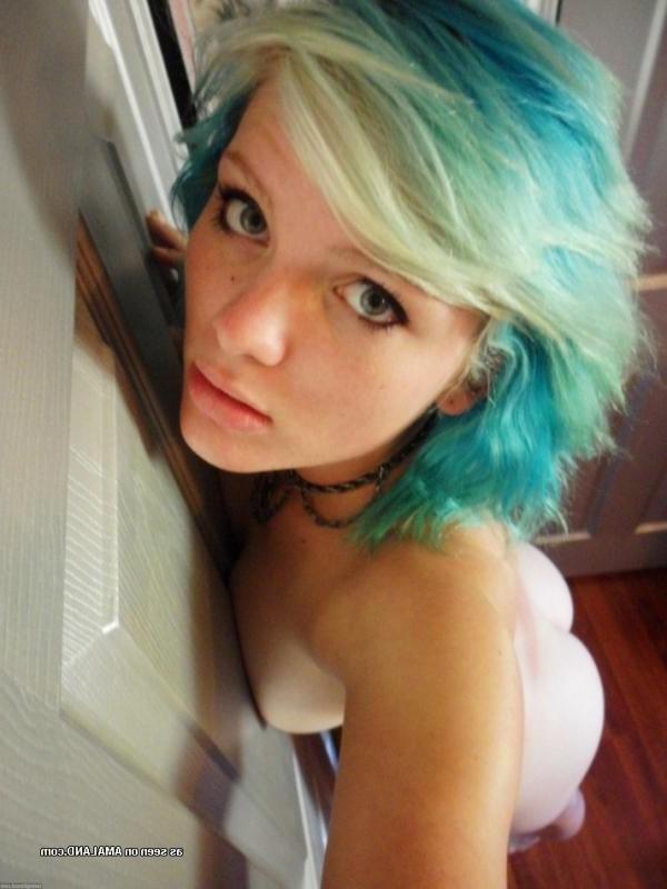 10P Kinky punk babe gets horny posing naked at home
