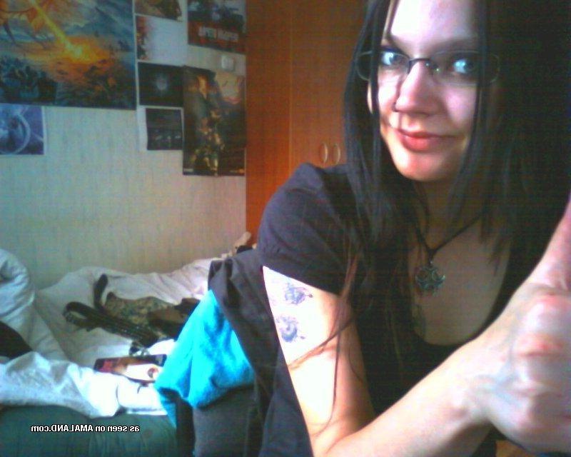 10P Gallery of a tattooed and pierced babe selfshooting
