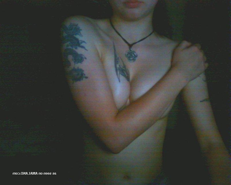 10P Gallery of a tattooed and pierced babe selfshooting