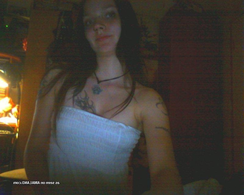 10P Gallery of a tattooed and pierced babe selfshooting