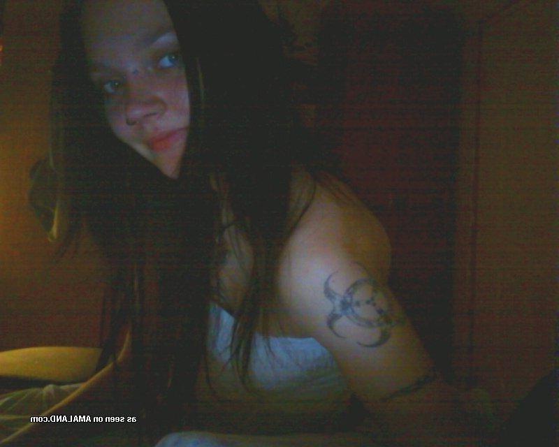 10P Gallery of a tattooed and pierced babe selfshooting