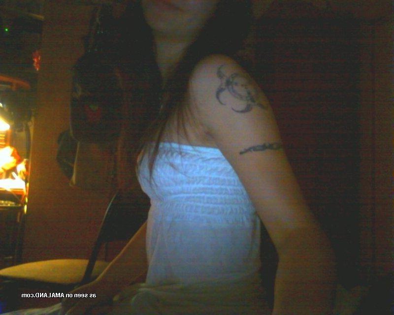 10P Gallery of a tattooed and pierced babe selfshooting