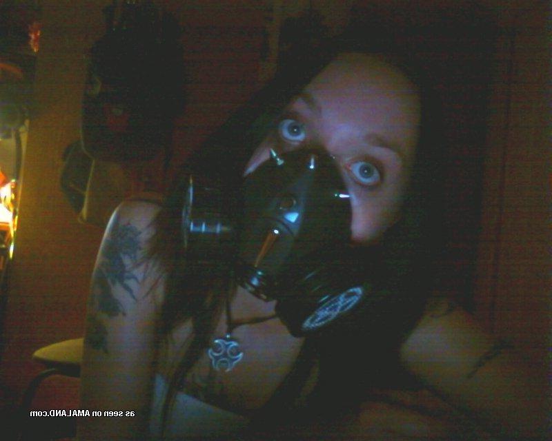 10P Gallery of a tattooed and pierced babe selfshooting