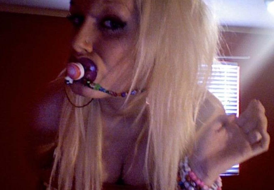 16P Nice gallery of a steamy hot amateur scene hottie