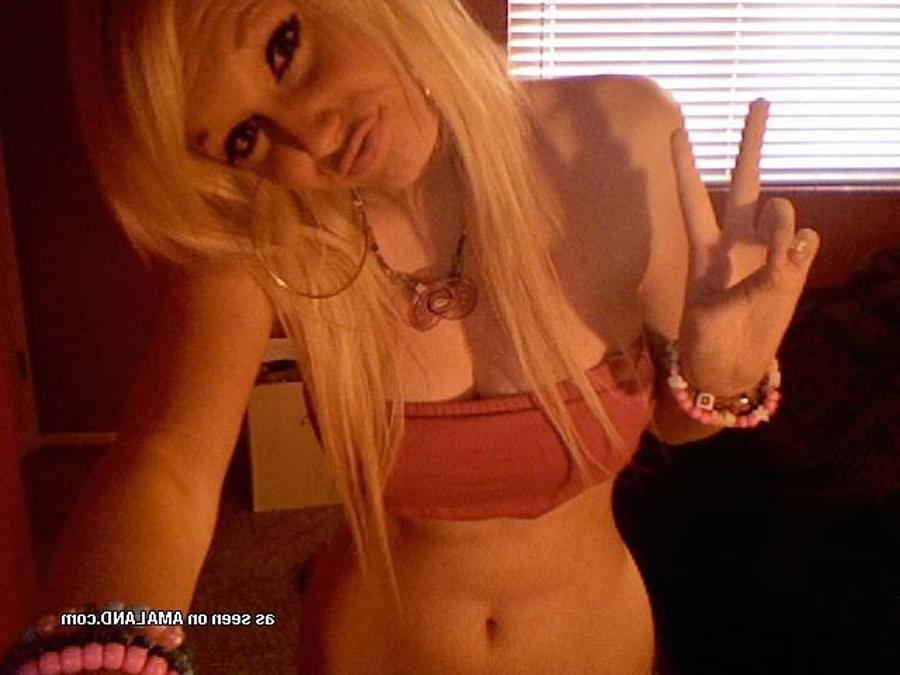 16P Nice gallery of a steamy hot amateur scene hottie