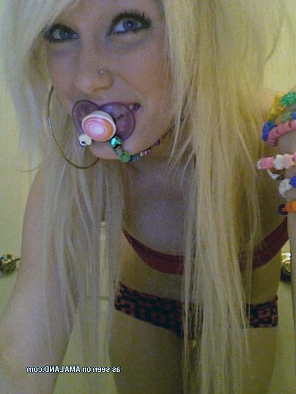 16P Nice gallery of a steamy hot amateur scene hottie
