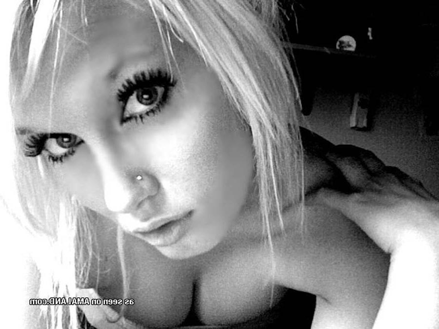 16P Nice gallery of a steamy hot amateur scene hottie