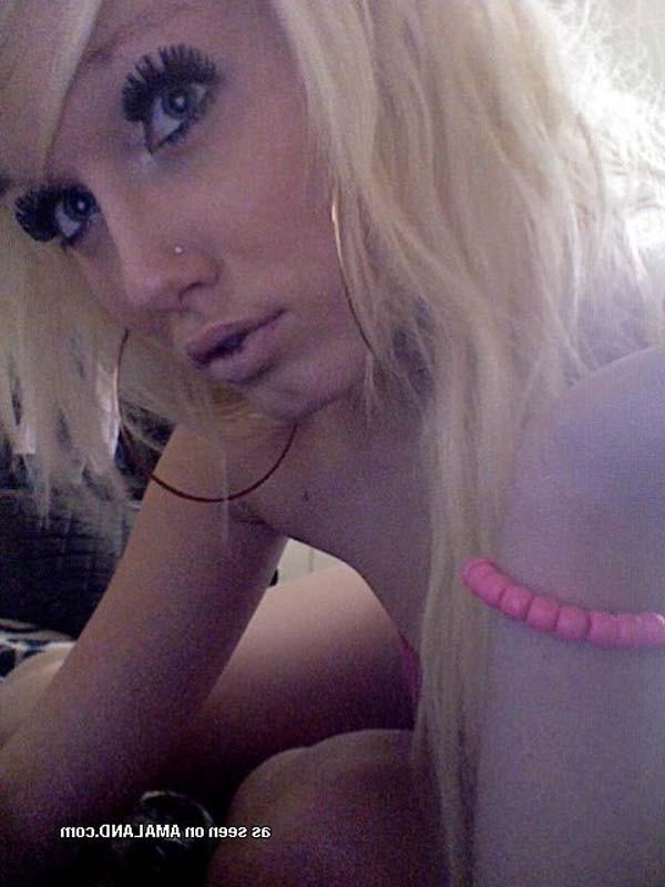 16P Nice gallery of a steamy hot amateur scene hottie