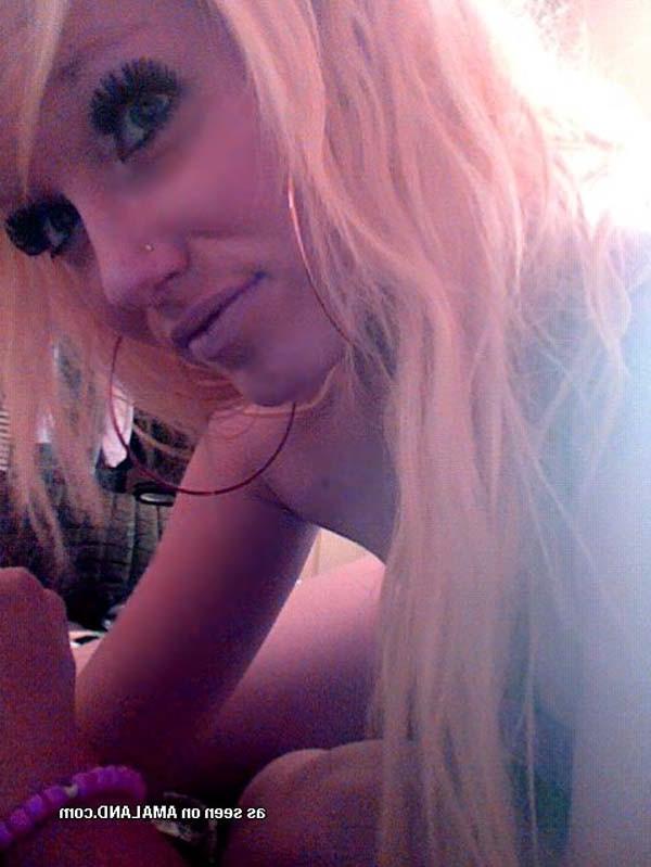16P Nice gallery of a steamy hot amateur scene hottie