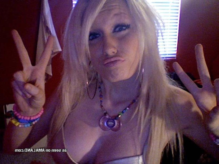 16P Nice gallery of a steamy hot amateur scene hottie