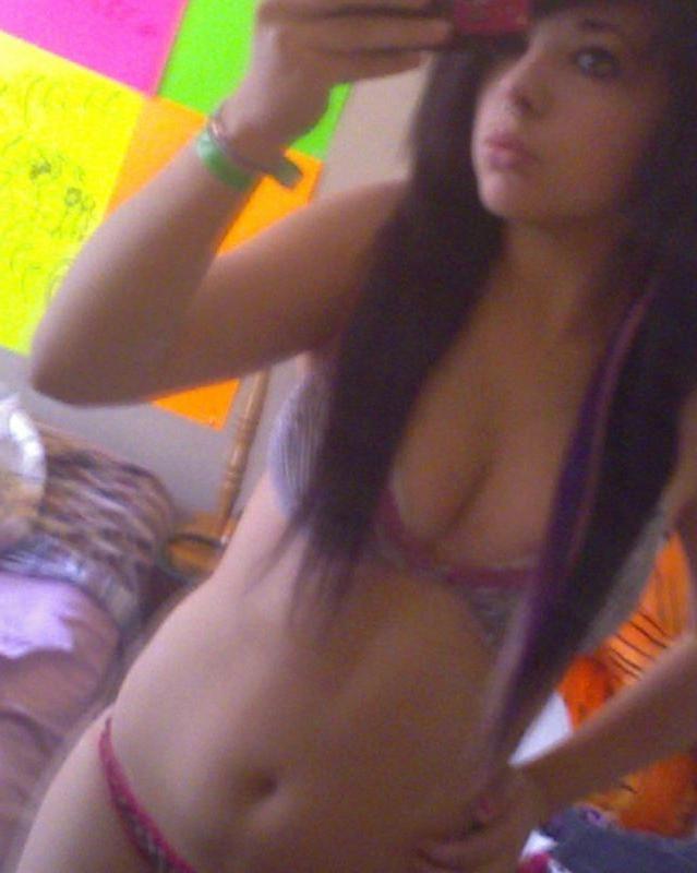 9P Girlfriends show off their sexy bodies in hot selfpics