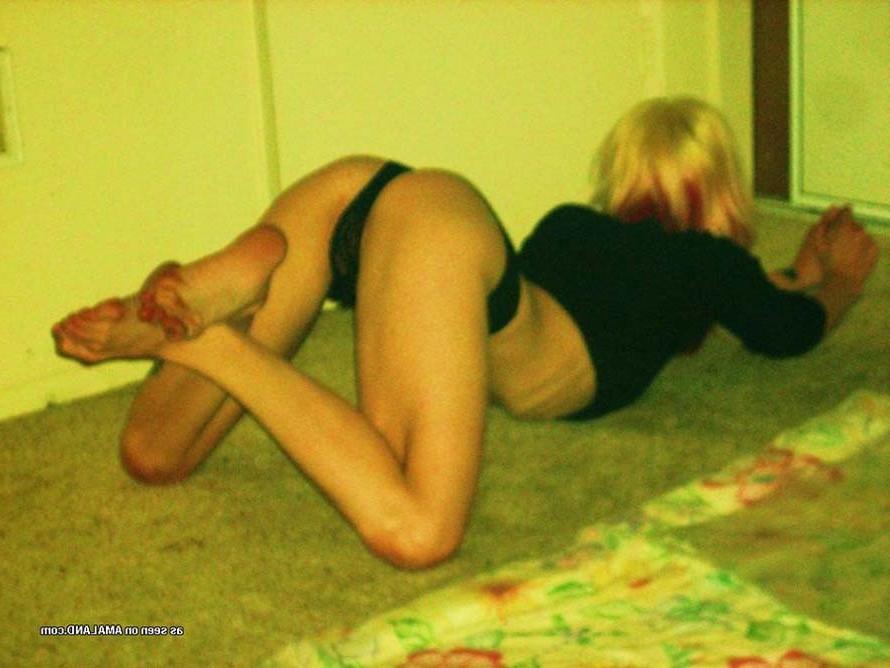 15P Nice collection of steamy hot amateur alternative chicks