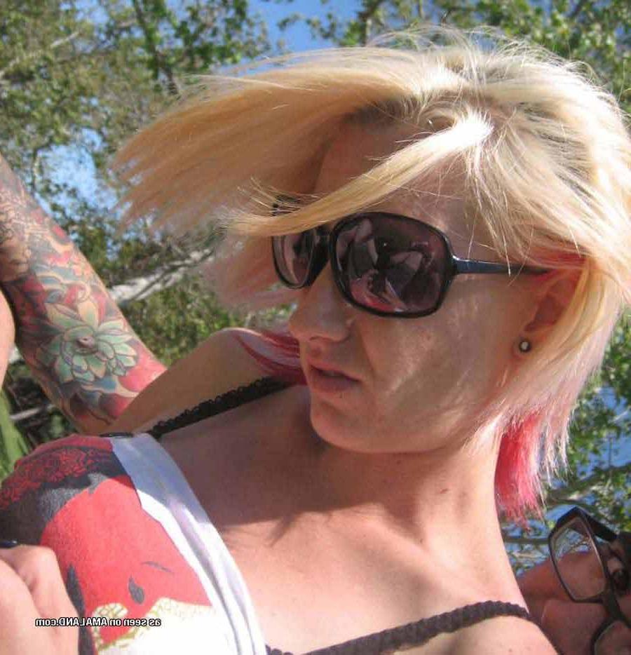 15P Nice collection of steamy hot amateur alternative chicks