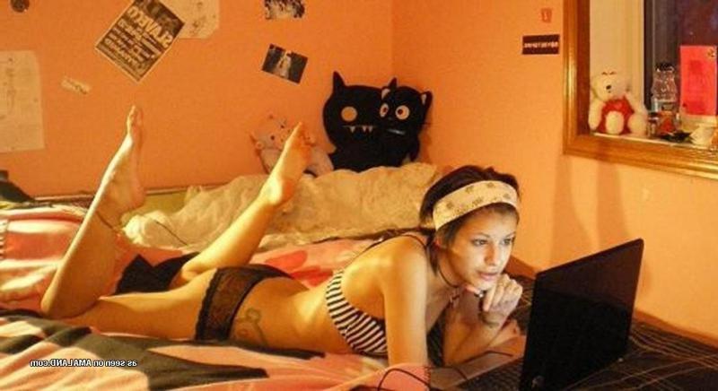 7P Selection of amateur scene babes' sexy selfpics