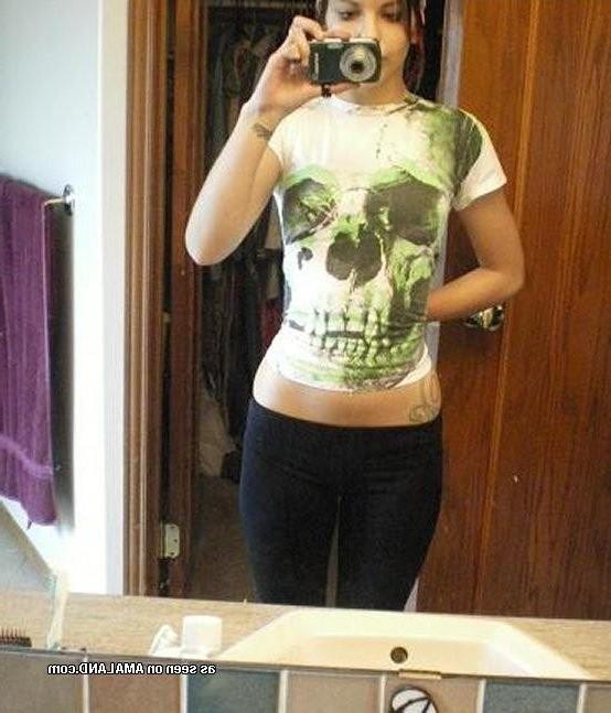 7P Selection of amateur scene babes' sexy selfpics