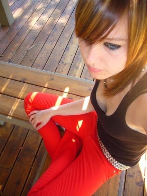 10P Kinky alternative chick strips naked while posing sexy