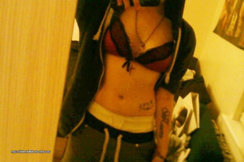 14P Collection of naughty scene girlfriends posing sexy on cam