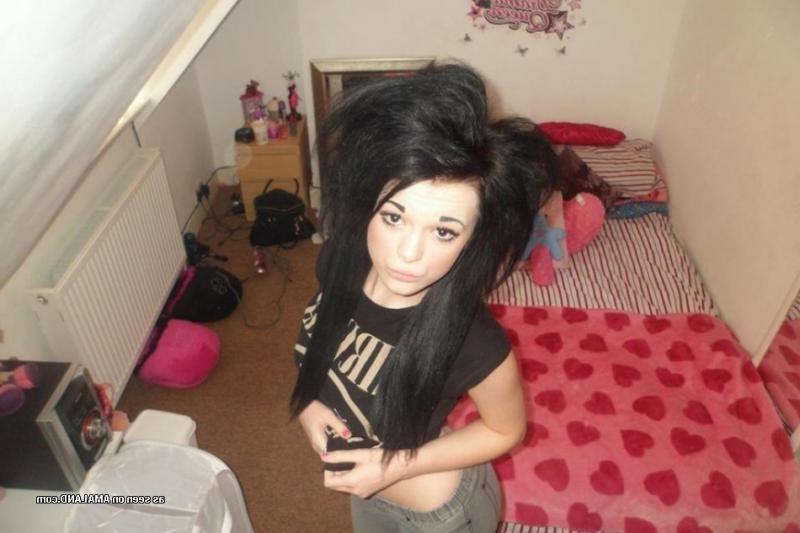 14P Collection of naughty scene girlfriends posing sexy on cam