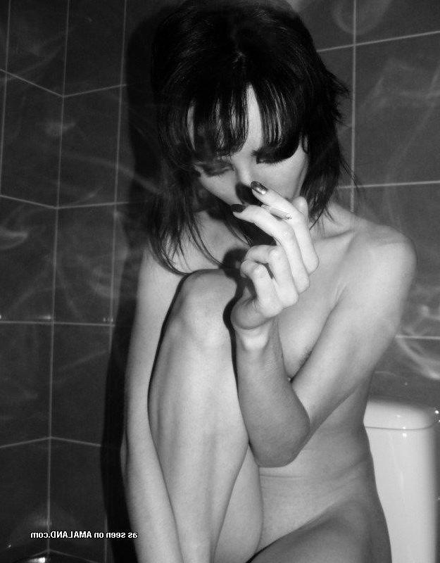 14P Naughty goth chick posing naked in the bath