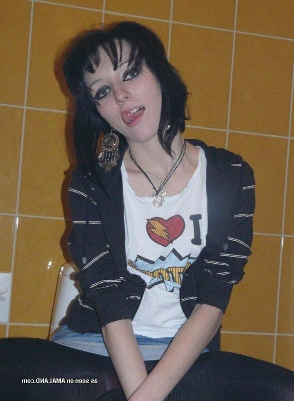 14P Naughty goth chick posing naked in the bath