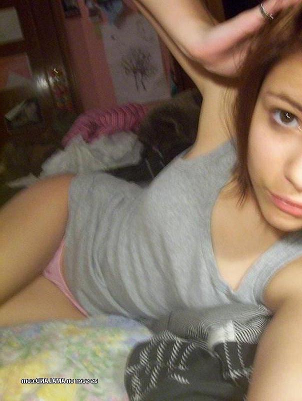 13P Hardcore pierced chick posing sleazy in hot selfpics
