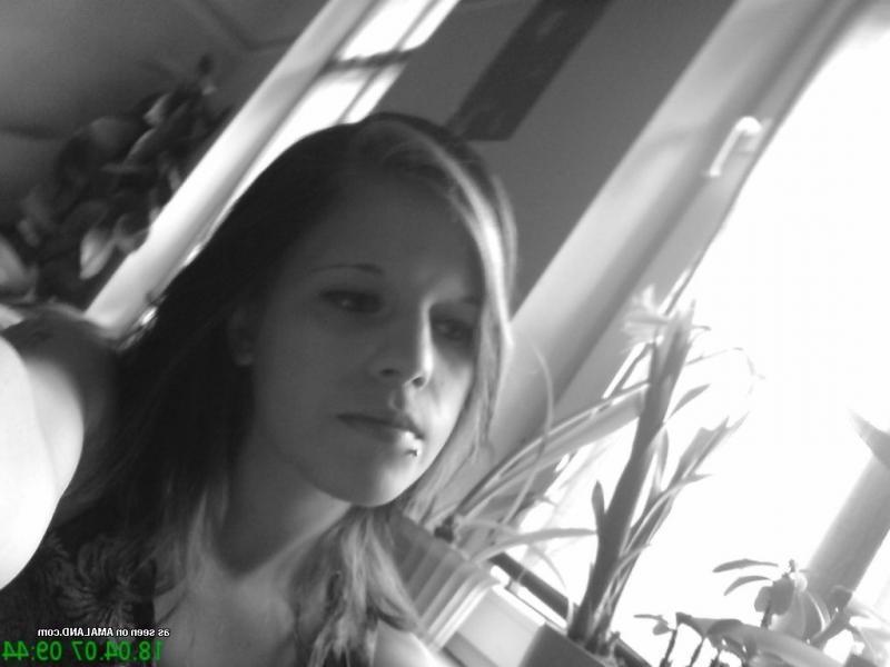 7P Selection of amateur scene babes posing at home