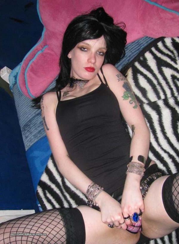 16P Gallery of a steamy hot amateur naughty rocker chick