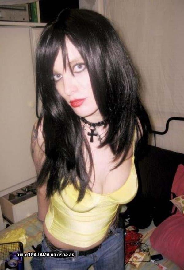 16P Gallery of a steamy hot amateur naughty rocker chick