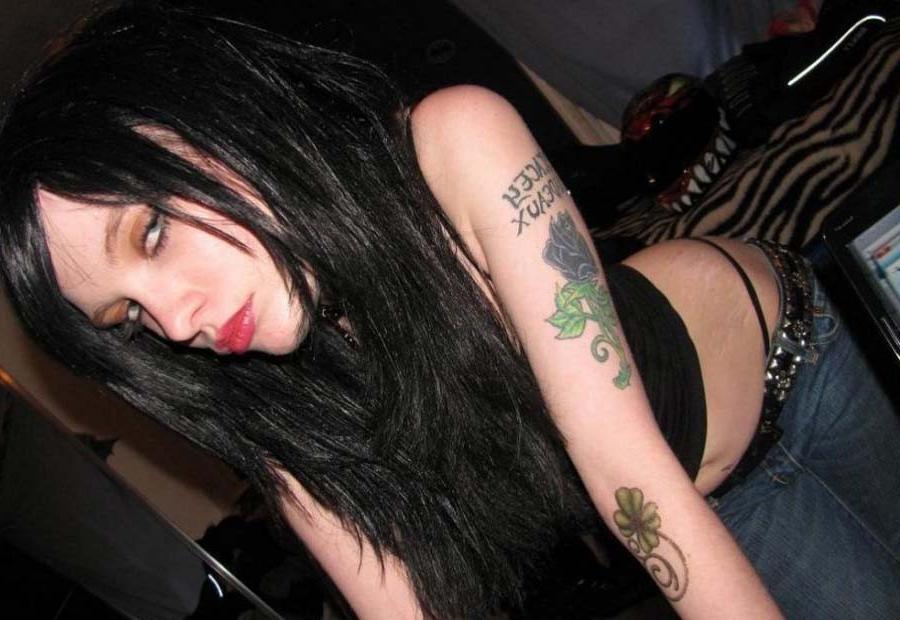 16P Gallery of a steamy hot amateur naughty rocker chick