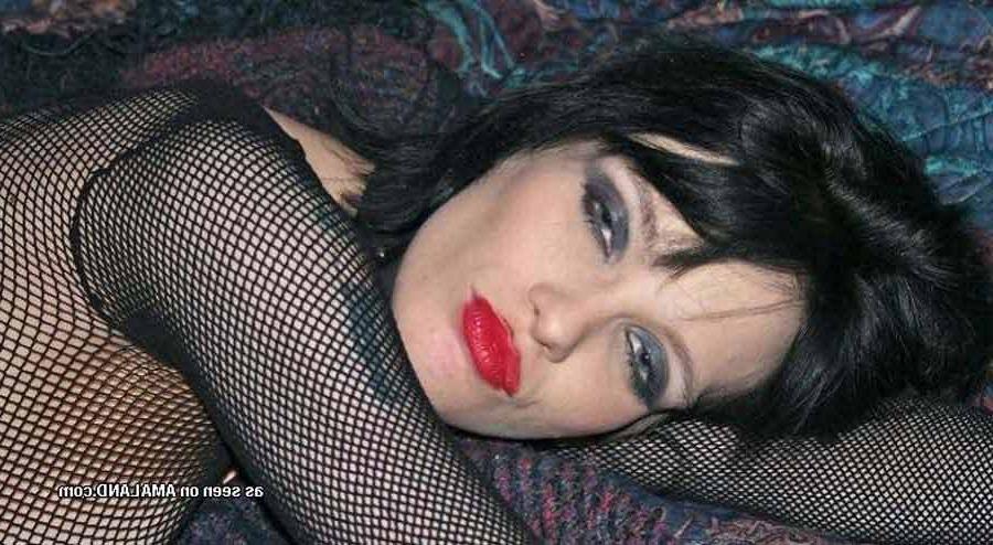 16P Gallery of a steamy hot amateur naughty rocker chick
