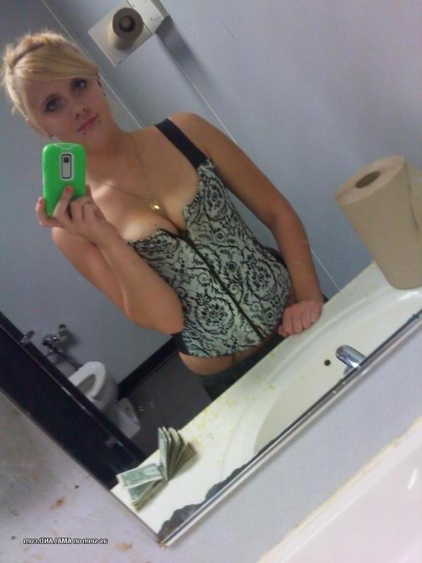 11P Hot gallery of a pierced and inked blondie posing