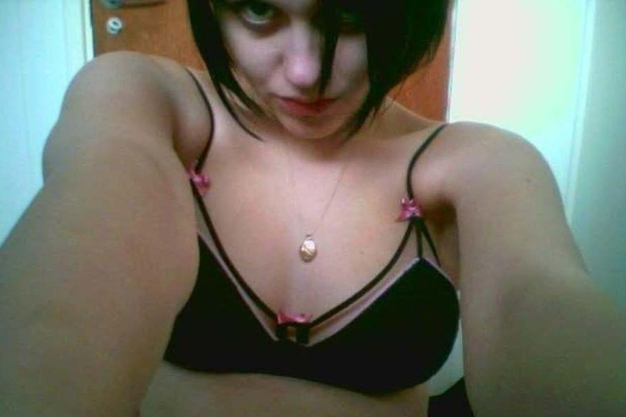 15P Mix of steamy hot amateur sexy scene chicks