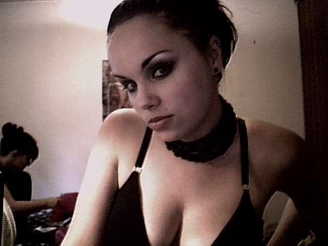 16P Goth chick stripping on webcam