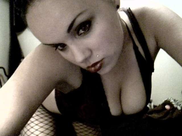 16P Goth chick stripping on webcam