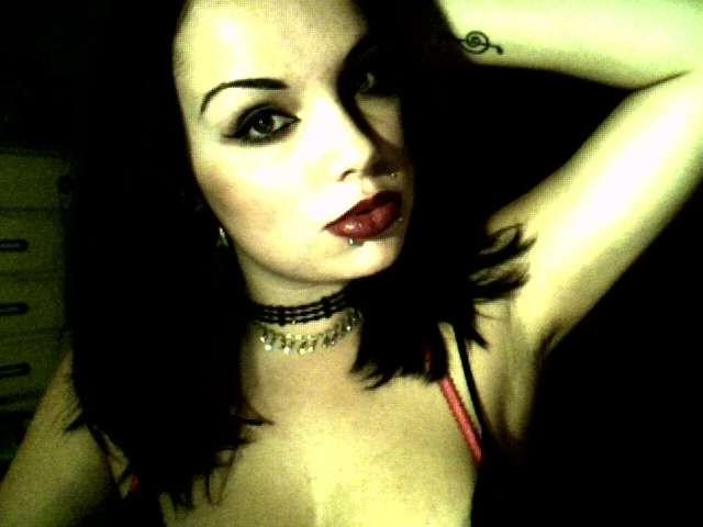 16P Goth chick stripping on webcam