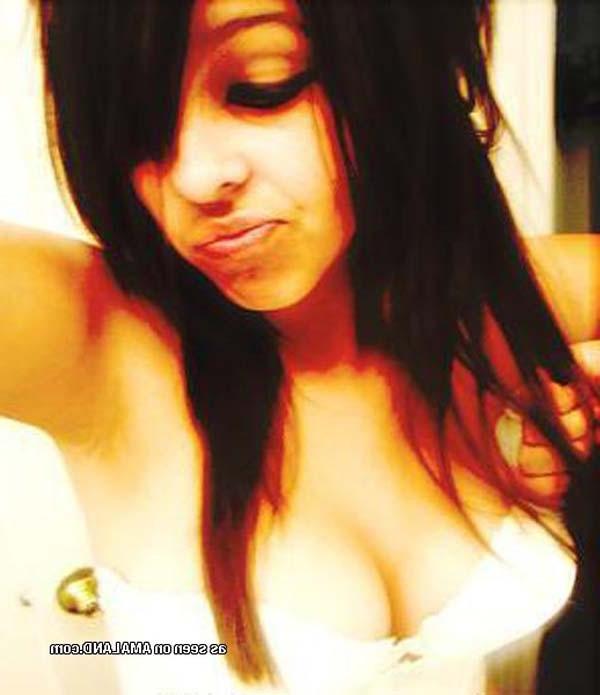 16P Pictures of a camwhoring busty sexy scene GF