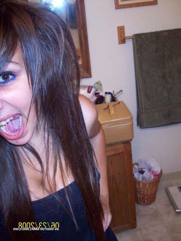 16P Pictures of a camwhoring busty sexy scene GF