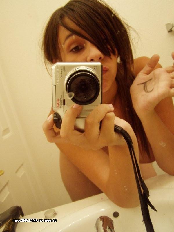 16P Pictures of a camwhoring busty sexy scene GF