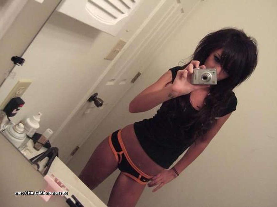 16P Nice collection of a hot rocker chickâ€™s selfpics